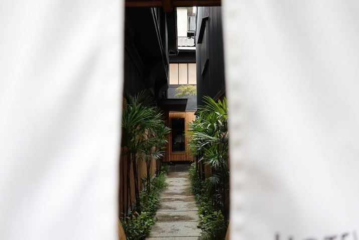 ͕̂̌ʐEHEOS R8ARF24-50mm F4.5-6.3 IS STMA30mmAF6.3A1/60bAISO400A+0.3EVAzCgoXFI[gAsN`[X^CFI[gBeʐ^i6000×4000A9.6MBj