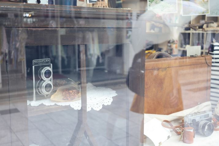 słړĂ̂̂ƌAߓSdԂɏĎ̖ړInłޗǂցBߓSޗǉw߂̏XXɂ͂ĂȂXςłBʐ^DȐlɐlC̃JGݓXuPHOTO GARDENv͌̎ʐ^WȂǂ悳Ă邻ŁAޗǂɁuVJvƂEOS R8ARF24-50mm F4.5-6.3 IS STMA45mmAF6.3A1/80bAISO1250A+1.0EVAzCgoXFI[gAsN`[X^CFI[gBeʐ^i6000×4000A12.5MBj