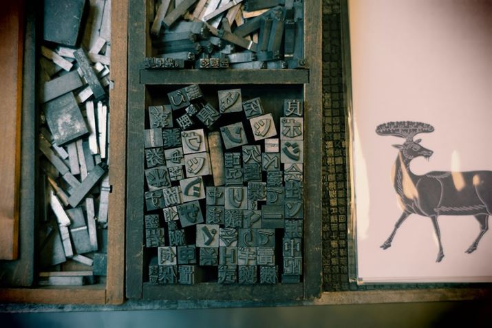 uň Ov́AޗǂȂł͂̈ӏgň̃J[hȂǂƂĂĂȂXBX̃}_ɓXBe̋ƃe[u為ЌĂقƌA悭悭ƉƑ召܂܂Ȋтƕ~l߂Ă܂BۂɎgĂm̏o͋CĂ̂͂͂ugCJvłLmEOS R8ARF24-50mm F4.5-6.3 IS STMA50mmAF9.0A1/60bAISO3200A-0.7EVAzCgoXFI[gAsN`[X^CFI[gANGCeButB^[FgCJBeʐ^i6000×4000A13.5MBj