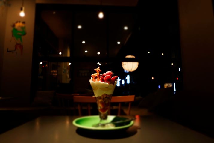 V͓ޗǂ̖YC`SuÓs؁iƂjvՂ̃ptFBVJ̃NbL[ƂL[gEOS R8ARF24-50mm F4.5-6.3 IS STMA24mmAF4.5A1/60bAISO800A-1.3EVAzCgoXFI[gAsN`[X^CFI[gANGCeButB^[FWI}Beʐ^i6000×4000A3.5MBj