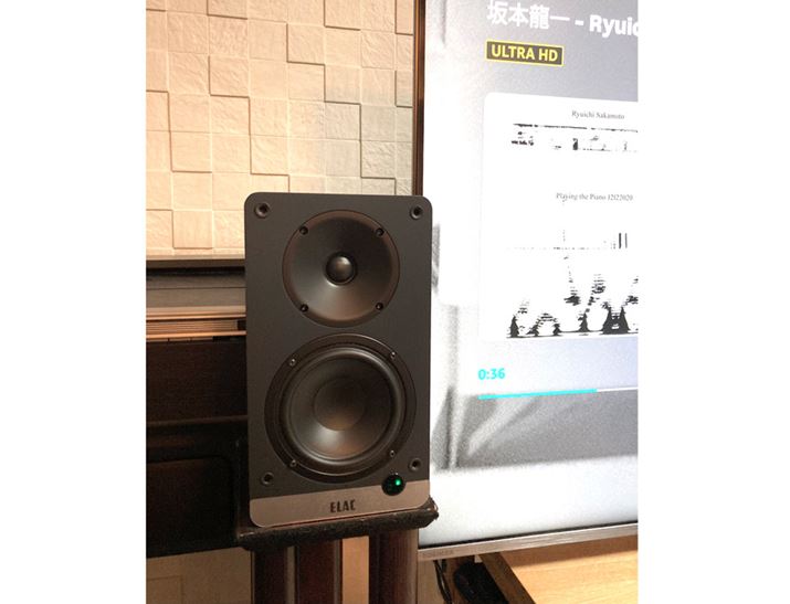 {̑OʉEɂLED́A͐M\B΂HDMIŁÂقɐԁifW^jAiUSB Type-BjAitHmjAiBluetoothjȂǁAMɂFωBŔuLEDv{^LED\̃I^It\