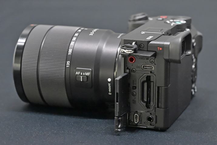 {fBʂɁAUHS-IIΉSD[J[hXbgAHDMI}CN[qi^CvDjAUSB Type-C[qiUSB 3.2 Gen1ΉjAwbhz[qA}CN[q𓋍ځBUSB[qUSB PDɂ鍂[dɑΉĂ