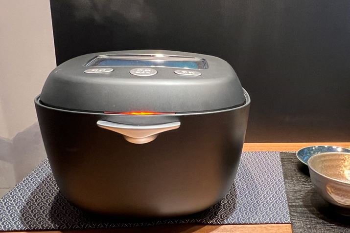 OσfUC͑OfƂقړłAъ̏Ԃm点uG[Vivv𓋍ځBђ͐ԐFAۉ͞FA\񎞂͗ΐFɓ_܂