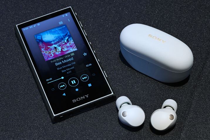 EH[N}uNW-A300vV[YƑgݍ킹āuWF-1000XM5vBhCo[jbg̑âAቹɌ݂oāAS̓IȃoX悭ȂĂBȂ݂ɁAቹ̍Č܂Ƃ́AmCYLZO\ɂvXɓĂ邻