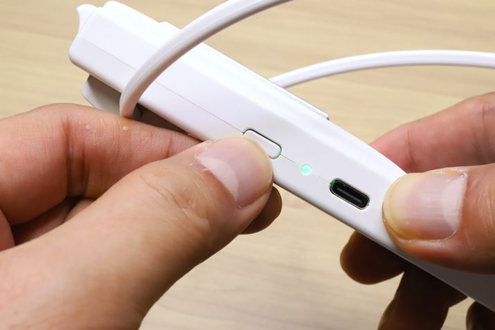 gṕAʂ̃{^œdIB[dԂ͖3ԂŁAum[}v[hŖ1Ԏgp\B[dłUSB Type-C|[g 10000mAhoCobe[iʔjڑ΁Aum[}v[hŖ5Ԃ̘A^]\ł