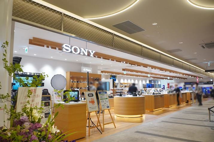 ꏊړ]ăj[AI[v\j[XgADyB100[g̃Xy[XɃJerAI[fBI@AX}[gtHȂǑ̃\j[iWE̔ĂB]2tAAVX܂͊ԌL1tAɏW񂳂ꂽ