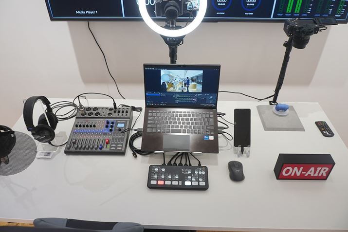 zMu[Xł́AXCb`[~LT[ȂǂpYouTubezM^̌ł