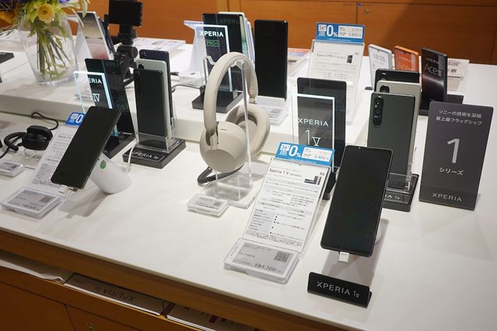 uXperiavV[Y̍ŐVX}[gtHł