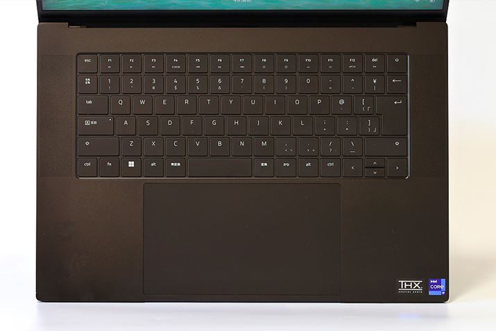 FnL[܂߂قƂǂ̃L[̃TCYŁAI[\hbNXȔzBL[sb`͎Ŗ19mmقǁB^b`pbhLAŏ͊ԈĎwĂ܂܂A΃X[Yɑł悤ɂȂ܂