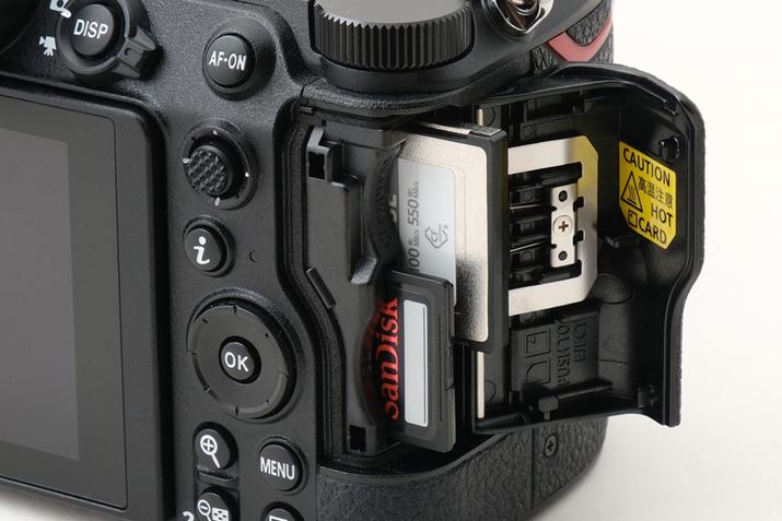 [J[hXbǵACFexpress Type BSD̃_uXbgdl