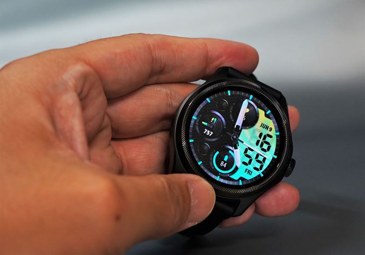 ی`̃{fBɃ{^2ƃVvȃfUĆuTicWatch Pro 5v