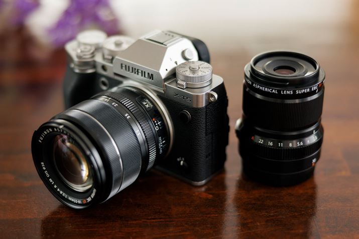 ̗̂́AxmtCuX-T5vBuXV[Yv5̖@łBWY[YuXF18-55mmF2.8-4 R LM OISvƕW}NYuXF30mmF2.8 R LM WR Macrov̑gݍ킹ŗH܂B