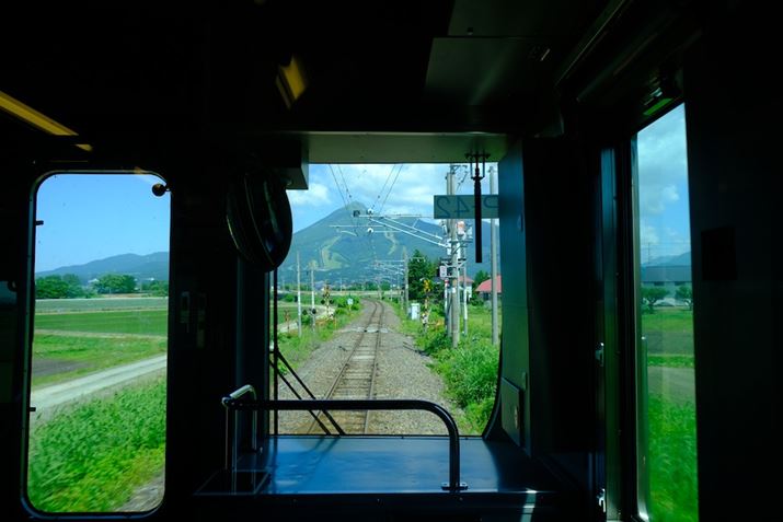 JR։z̎ԑB֒R悭܂X-T5AXF18-55mmF2.8-4 R LM OISA18mmi35mmZ27mmjAF8A1/180bAISO400AzCgoXFAUTOAtBV~[VFVelviaBeʐ^i7728×5152A17.2MBj