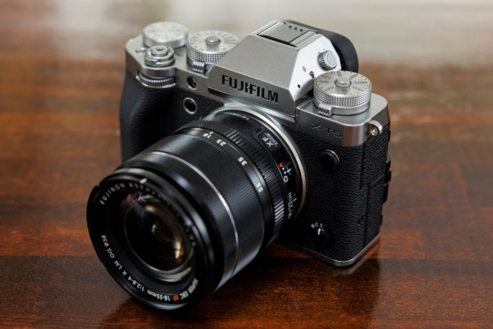 uX-T5v{uXF18-55mmF2.8-4 R LM OISvB̎BéA܂̕WY[YƂ̑gݍ킹ŎBĂ܂BJ{fB̃TCY129.5ij×91ij×63.8isjmmŁAdʂ͖557giobe[A[J[h܂ށj