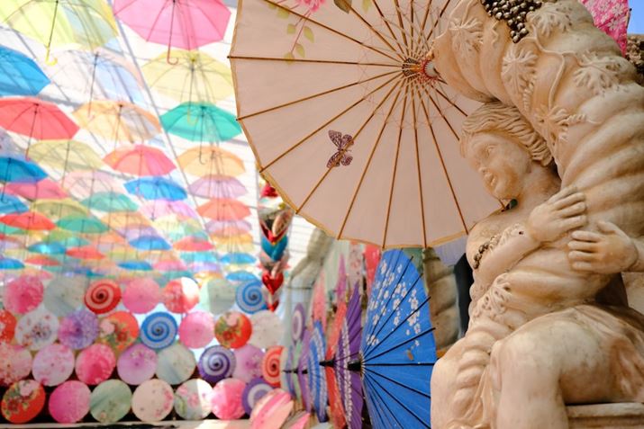 Lp[œɂƋ߂ÂAwiɎPꍞŎBĂ݂X-T5AXF18-55mmF2.8-4 R LM OISA18mmi35mmZ27mmjAF2.8A1/2200bAISO400AzCgoXFAtBV~[VFVelviaBeʐ^i7728×5152A19.3MBj