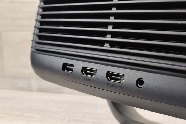 ƊȂ悤ɁAHDMI͂Ȃǂ̃C^[tFCX͔wʕɗpӂĂ