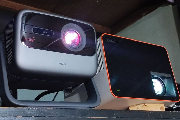 V܂ɁuN1 UltravݒuBʐ^E͂Ȃ̐iƂĎgpĂBenQ́uX3000iv