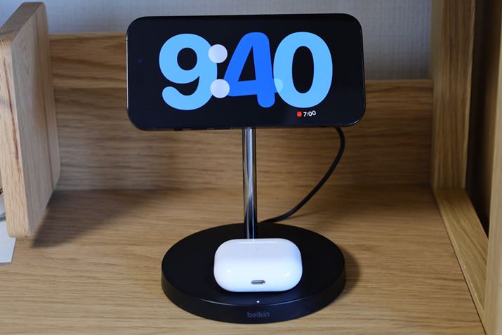 uBOOSTCHARGE PRO 2-in-1 Wireless Charger Stand with MagSafev́AiPhone15W[d\BɁAQiKĩCX[d킪ĂAuAirPodsv̏[dł܂