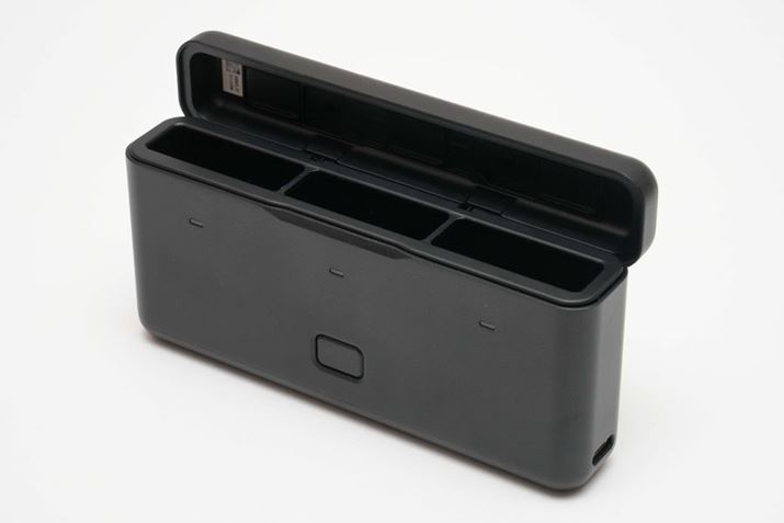 u@\obe[P[Xv3̃obe[𓯎[d\Bobe[[dقA2microSD[J[h[ł܂BāAUSB Type-C|[goRŃX}z[d郂oCobe[ƂĂg܂