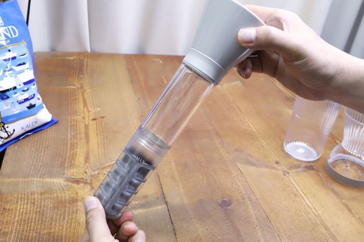 {̃jbgAXg[i[AR[q[ꂽtB^[̏ɂ˂ŘA܂