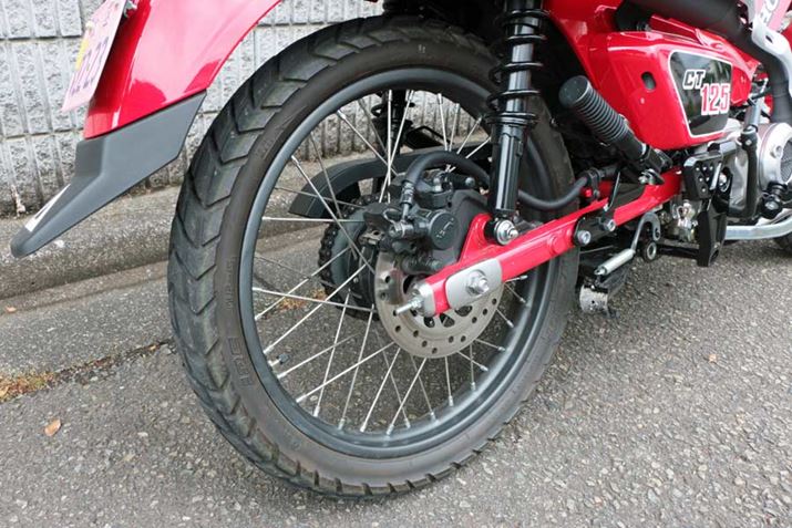 񎟌̕ύXɂAzC[x[X͏]1,255mm1,260mmƂȂB^CTCY͑OƂ80/90-17ŕςĂȂ