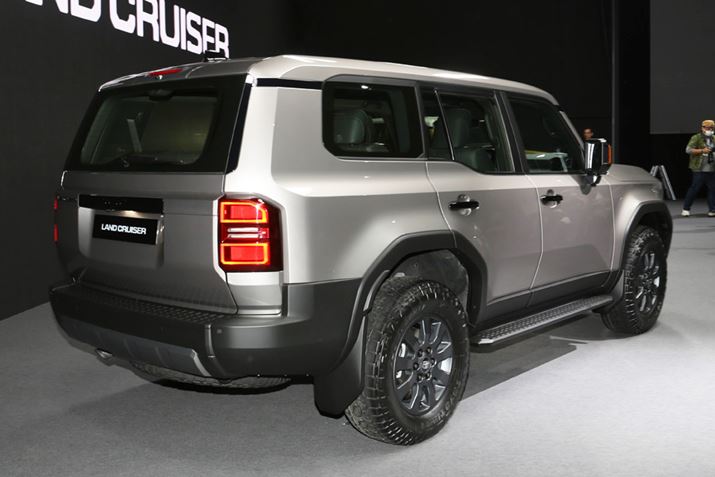 ߍȑsz肵ăfUCĂuhN[U[250vBtF_[Ȃǂ܂߂TChfUCA^]Ȃ̂߂ΑO^C̈ʒuɂ킩悤ɔzĂ