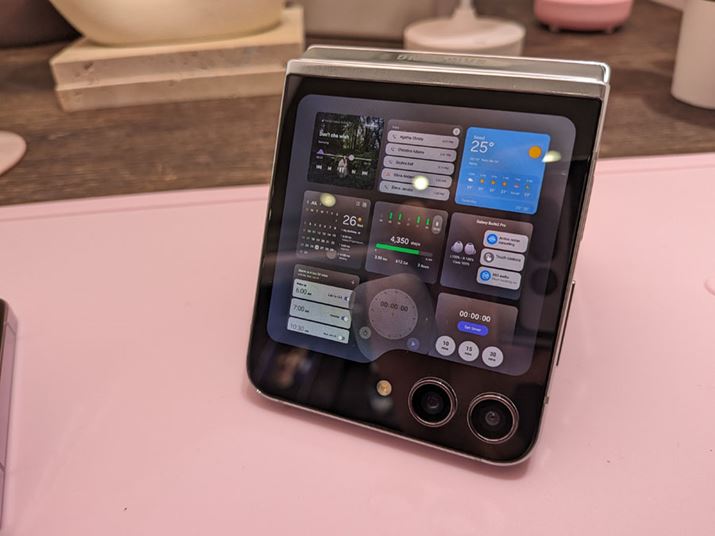 uGalaxy Flip5v̔wʃfBXvCɍœKꂽEBWFbgAv\