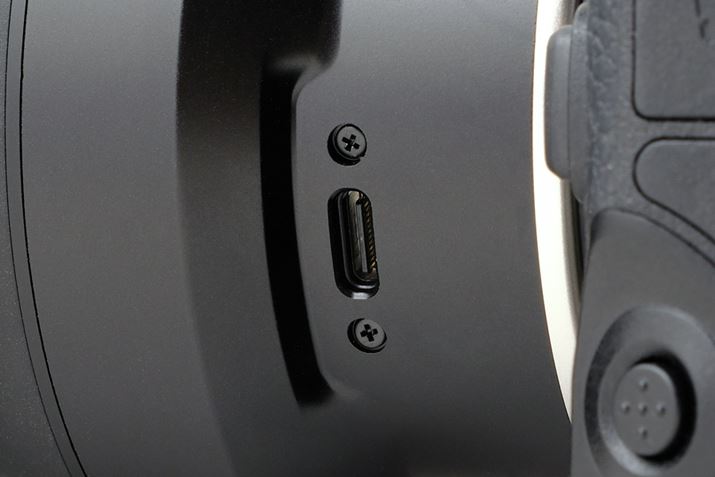 Y̊t߂ɂUSB Type-C[q𑕔