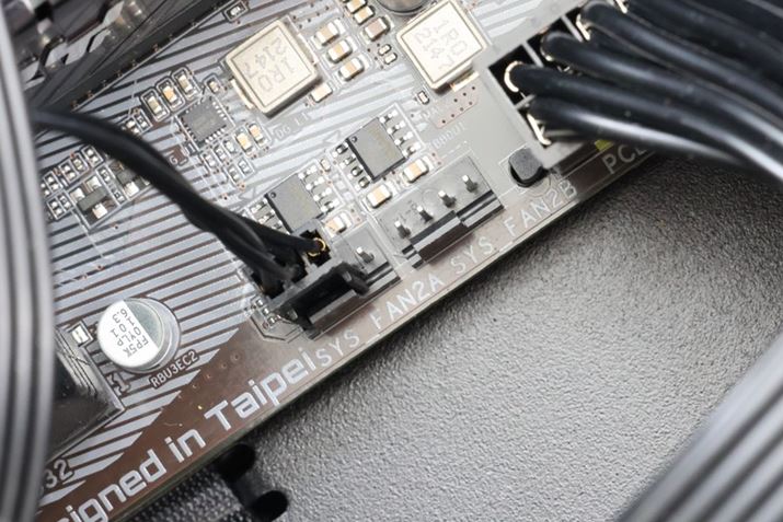 P[Xt@̒[qɂ4ŝ̂3ŝ̂B4ŝ̂̓pXMŉ]𐧌䂷PWMRg[A3ŝ̂͋dŉ]𐧌䂷DCRg[BPWMRg[̂قkȐ䂪\A}U[{[h̒[q4słKvB܂ADCRg[̏ꍇA}U[{[h̒[qɂĂ͑ΉĂȂB̏ꍇ͏펞t]ɂȂ