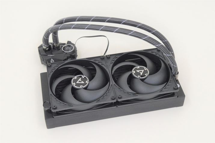 ARCTICuLiquid Freezer II 280v́AʓI27mm̃WG[^[ł͂ȂA38mm̑^WG[^[̗pBʏ280mmWG[^[p\𔭊ł