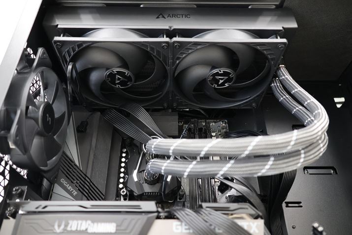 ARCTICuLiquid Freezer II 280ṽWG[^[P[XʂɐݒuԁB̂悤Ɍ݂郉WG[^[gpꍇ́A}U[{[h⃁[ƊȂATCYɂƂ̂P[XIԕKv