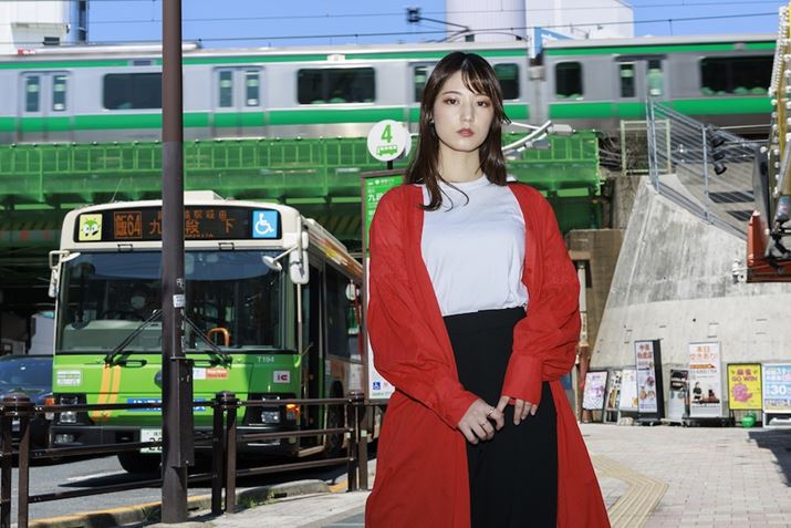 uProfoto A10vJɎtAfɒĂBtbVɂdɂĈÕNAn̂`ʂɂȂĂBilF8ɍi邱ƂŁAwiʂEOS R3ARF50mm F1.2 L USMAF8A1/200bAISO100ARAWBeʐ^i6000×4000A9.0MBj