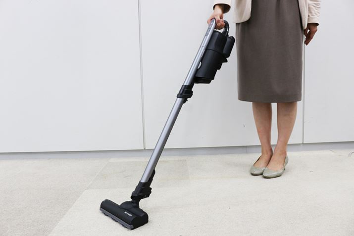 [^[Ȃǂ𓋍ڂ{̉̕Ƀ_XgJbv܂B{̕ƃ_XgJbvFȂ̂ŏdȈۂłApbNȂ̂ŃXeBbN̏dʂ1.3kgƌyʁBXeBbÑTCY209ij×251isj×957ijmmłBsz艿i77,000~OiōjŁA2023N97\