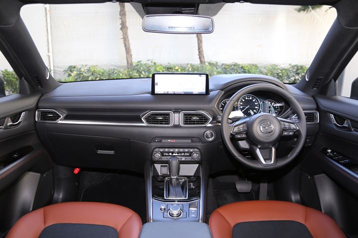 uCX-5 Retro Sports EditionṽCeÁAeRb^ƃubNXG[h̃V[gƂāAgԂׂł܂Ƃ߂X|[eB[Ȃ̂ƂȂĂAeRb^F̃Xeb`FƂēĂ