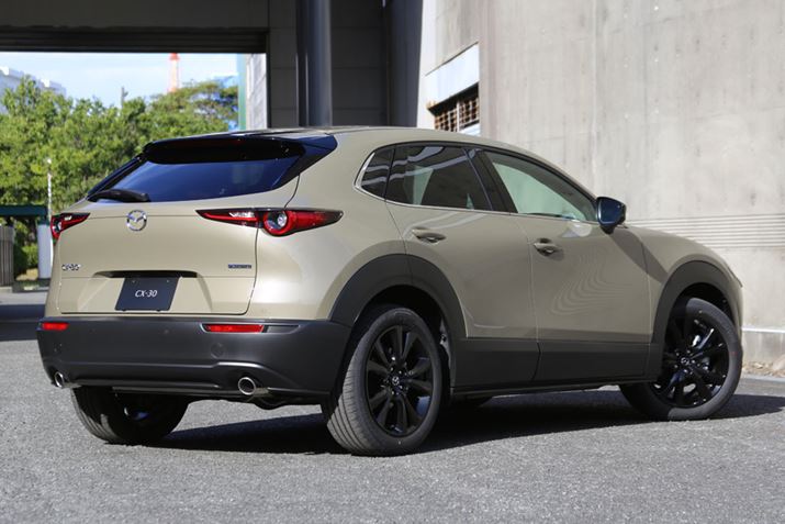 uCX-30 Retro Sports EditionṽGNXeÁAS̓IɁuBlack Tone Editionv̍p[cŒ߂ȂAuCX-5vɈݍŁAOVOl`[ȂǂɂbL̗pĂ