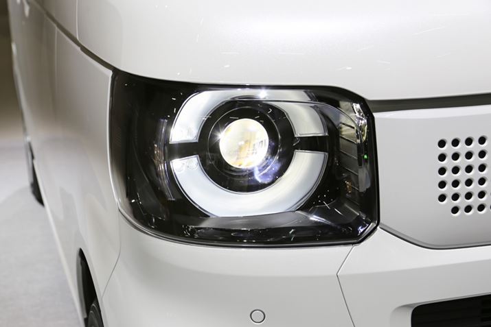 uN-BOXvɂ́AtLEDwbhvSO[hɕWĂ