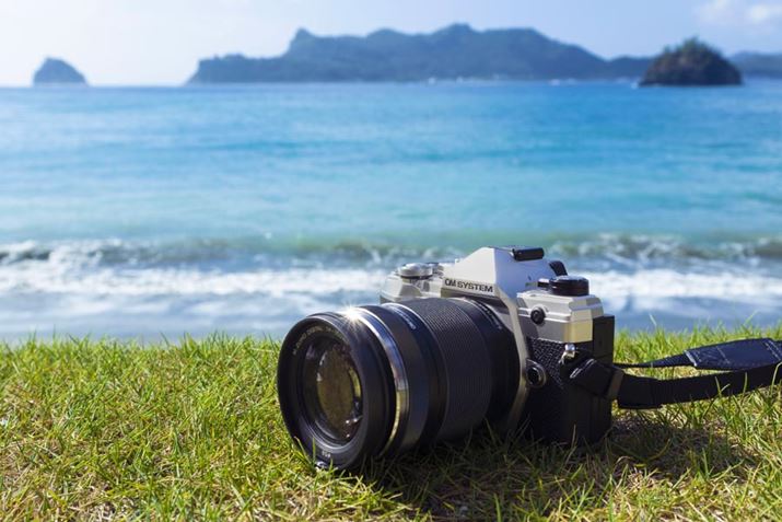 ̗̂́AAEghAł̎BeɃsb^́uOM-SYSTEM OM-5viȉAuOM-5vjB^Eyʂō掿ȂAhoEhH̃XybNłB̃TCYɍYƂāALbgY̍{Y[uM.ZUIKO DIGITAL ED 14-150mm F4.0-5.6 IIvCɎgp܂