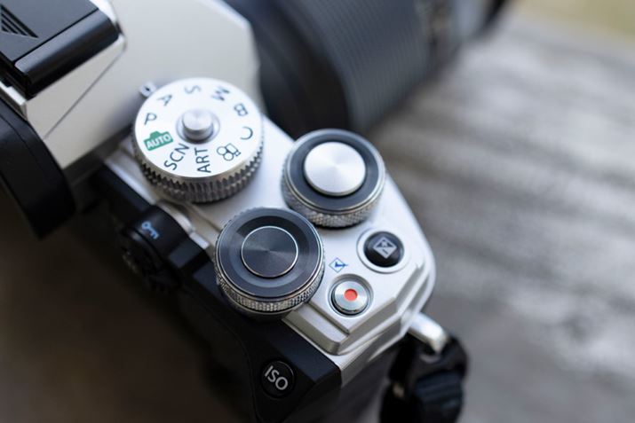 ʉẼ{^ށBBe[h_CƃA_CAăVb^[{^zuꂽtg_Cт܂Bppx̍[r[{^ƘIo␳{^瑤ɓځB{^̃TCY傫đ삵₷ł