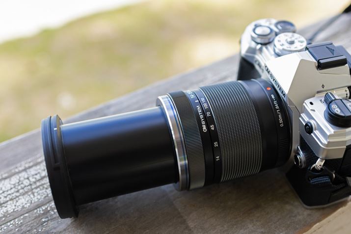 gpuM.ZUIKO DIGITAL ED 14-150mm F4.0-5.6 IIv́A35mmZŏœ_28&#12316;300mm̉pJo[鍂{Y[YB̋@͂ƃRpNgȃtHuOM-5vɃsb^BŁAY[~OƋOɌJôŎ舵ɒӂł