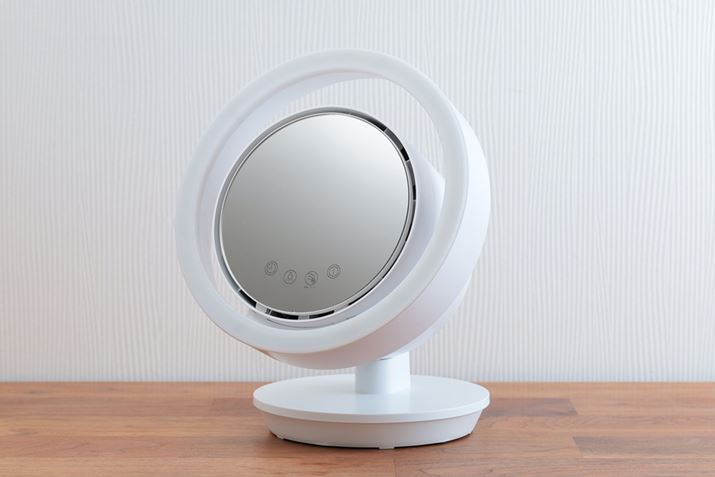 {̃TCY248ij×220isj×286ijmmŁAdʂ͖1.6kgBÕÔ̂LEDCgŁA~[LEDCg̒Sł͂ȂɔzuĂ܂