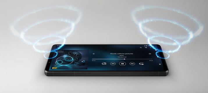 Xs[J[̓{fBOʂɍEΏ̂ɔzuĂ邽߁A̒ʊɁAŃXs[J[ӂȂȂǃbgBXybNɌɂ݌vuXperiav̂ƌ