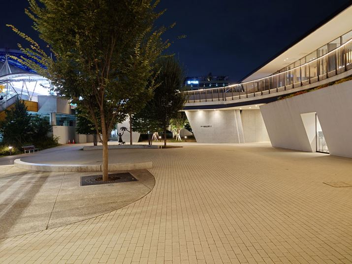 ߂̖iBeBɑNŁÃܑ^C≓ĩRN[g̎\ȂB܂A\}̃nCCg̖Oa肬}Ă