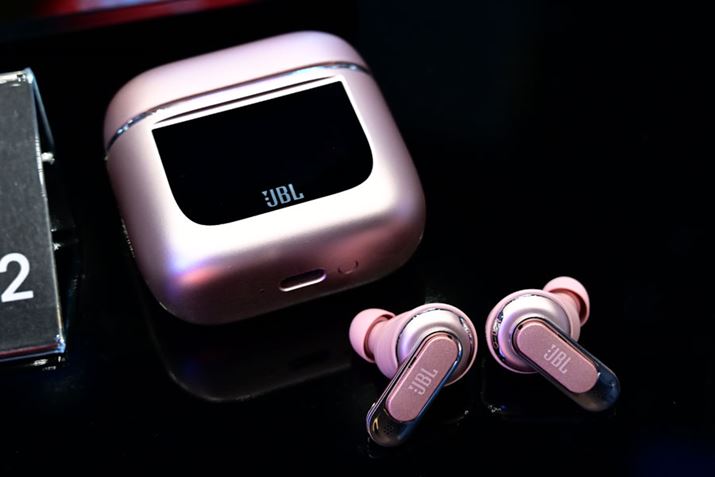 JBLuTOUR PRO 2v̐VFuF(邵)v