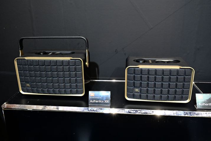 JBLuAUTHENTICS 300viʐ^jƁuAUTHENTICS 200viʐ^Ej