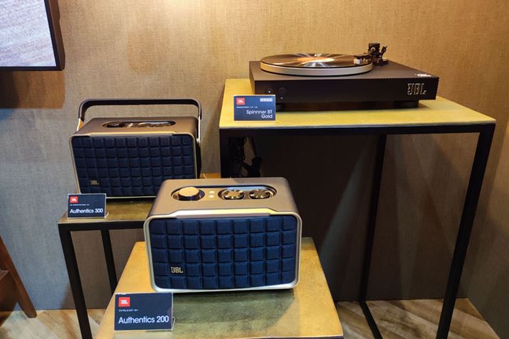 uAUTHENTICSvV[YBluetoothڑɂΉĂAłBluetoothڑɑΉAiO^[e[uuSpinner BTvƑgݍ킹WsĂ