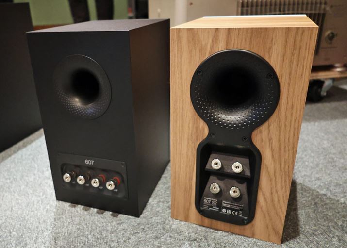 ]fiEjł̓oXt|[gƃXs[J[[q̂ƂȂĂA𕪗BʃV[Yl̉т̒[q̗pꂽB܂AoXt|[g̃`[jOg̃f1قǉĂƂ