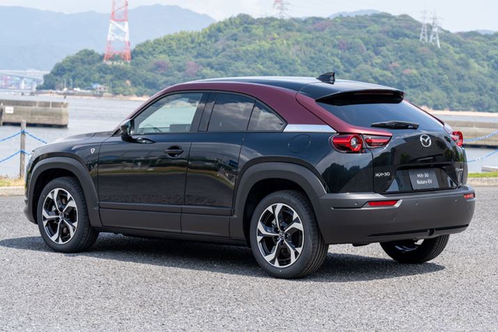 uMX-30 [^[EV Edition RṽtgAAGNXeAB{fBJ[́AXyVeB[Ău`FbgubNvx[XɁAu}[W^bNṽ[tTChgݍ킹}`g[