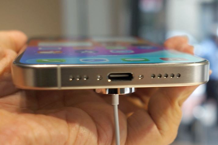 uiPhone 15vV[YōłڂW߂̂́A[d[qUSB Type-CɕύXꂽƁBʃf́uiPhone 15 ProvV[YUSB 3ɑΉA荂ȃf[^ʐM\