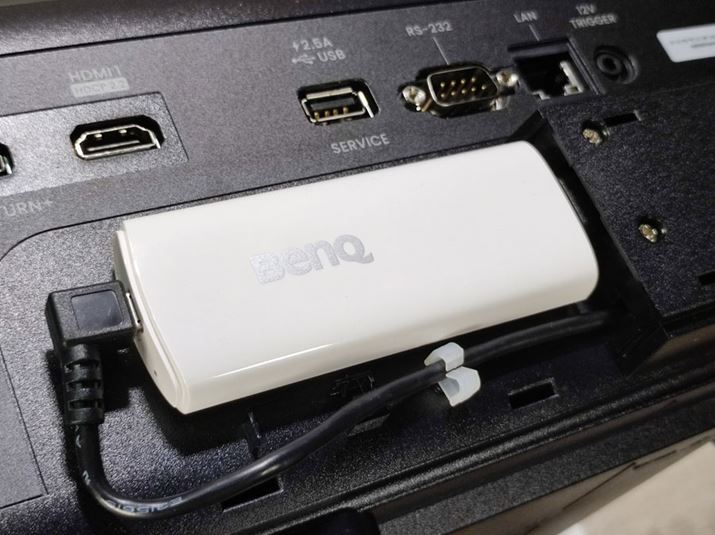 4KΉAndroid TV[BenQSfUCꂽ{̔wʃJo[̓ɔzuĂ