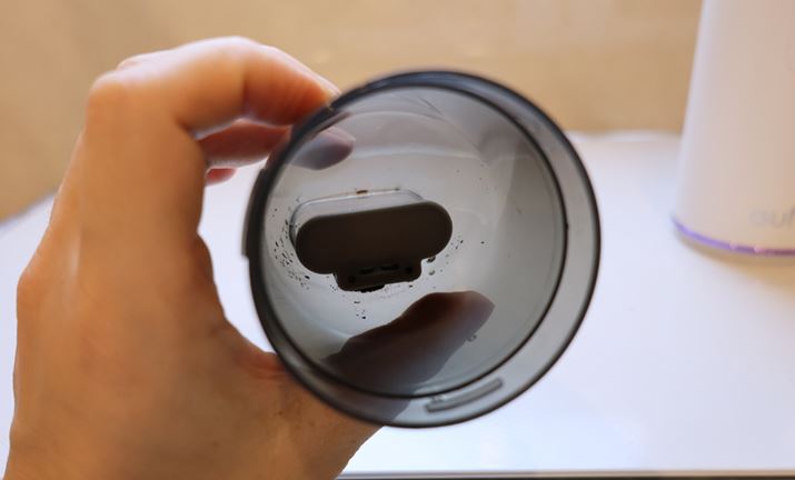 ͂ăVvB[̃O[̃P[XW{bNXɂȂĂāAzɂ̓VR̕قtĂBzƁA̕قJāAS~zdg݂